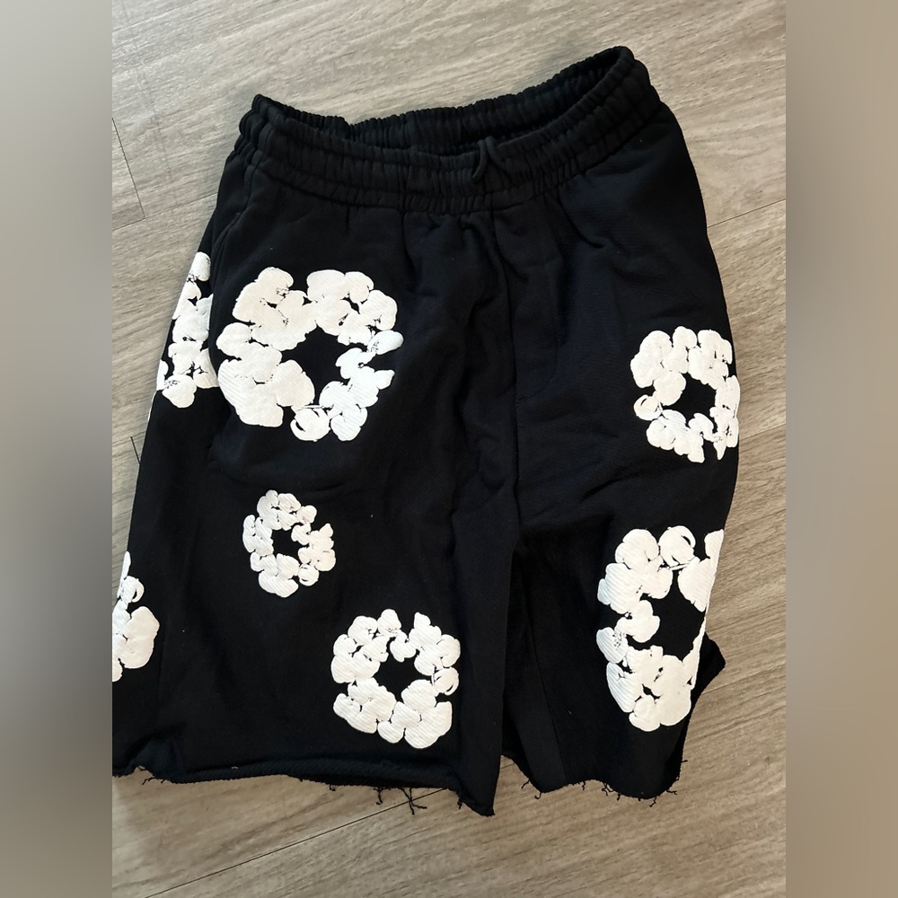 NWT. Cotton wreath denim tears shorts SZ M